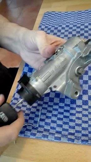 Audi A4 B6 Schließzylinder ausbauen / Zündschloss, Lenkradschloss demontieren