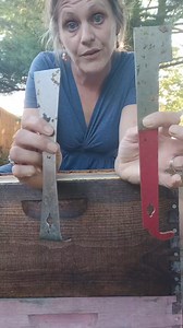 193K views · 1.8K reactions | How to use a hive tool in your bee hives. #tooltips #Tools #beekeeping #beekeeper #knowledgeispower #learning #learningisfun #DidYouKnow | Mueller Honey Bee | Facebook