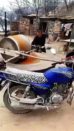 Rural Ingenuity: How Farmers Harness Motorcycles for Traditional Milling
