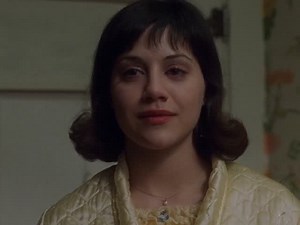 Daisy in Girl, Interrupted is quiet, fragile, and clearly dealing with a lot of pain. She keeps to herself, but her loneliness is always felt. The film doesn’t explain everything about her, which makes her story even more sad. Brittany Murphy plays Daisy with so much sensitivity. Every small reaction feels real, and she makes the character feel deeply human. It’s a subtle performance, but one that really stays with you. - 📽️: Girl, Interrupted (1999) Dir. James Mangold | The Cinema Nerd