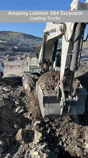Liebherr 984 Excavator in Action