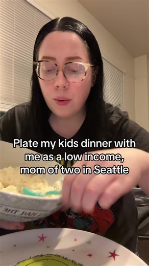 Plate my kids dinner with me as a single mom in Seattle #lowincome #moms #cookwithme #lowincome #fyp #seatyle #toddlersoftiktok #foodie #dinnerideas #easymeal