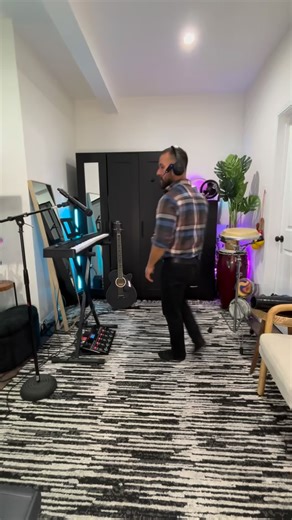 Struggling to stay on beat while dancing Salsa? Unlock the secret to dancing in perfect harmony with the music through private Salsa timing lessons with renowned dance instructor and Salsa musician Alejandro Sol. Why Learn Salsa Timing? • Enhance Your Musicality: Transform your dancing by deeply connecting with the rhythm of Salsa music. • Confidence on the Dance Floor: Say goodbye to off-beat steps and dance with confidence, every time. • Become the Dancer Everyone Wants: When you’re in sync wi