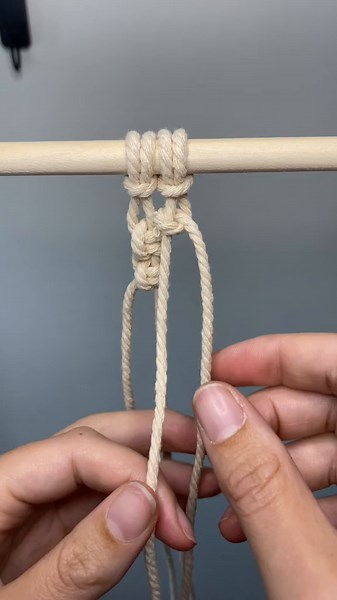 Vertical Lark’s Head Knot Tutorial for Beginners