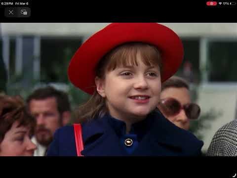 Willy wonka chocolate factory Charlie finds a golden ticket from 1971