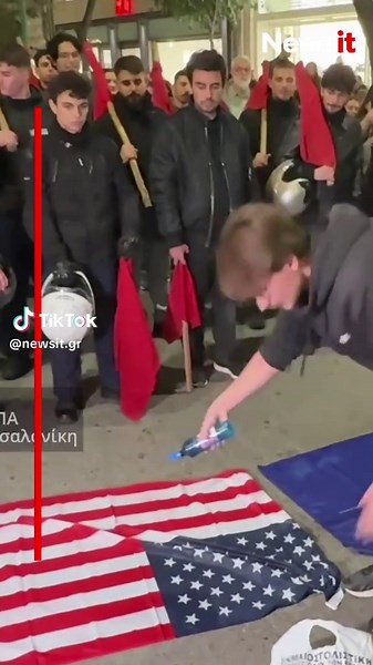 🌹📢 Με τη συγκέντρωση έξω από την Αμερικανική Πρεσβεία ολοκληρώθηκε η πορεία των φοιτητικών συλλόγων και των οργανώσεων της νεολαίας προς τιμήν της επετείου της εξέγερσης της 17ης Νοέμβρη στο Πολυτεχνείο. Παράλληλα, ένταση στο κέντρο της Θεσσαλονίκης μετά την πορεία, μεταξύ δυνάμεων των ΜΑΤ και αντιεξουσιαστών. Η ΕΛ.ΑΣ. έβαλε φραγμό και την Άυρα στην Καμάρα ώστε οι αντιεξουσιαστές να αλλάξουν πορεία. Διαβάστε περισσότερα στο newsit.gr 🔗 🎥: Orange Press Agency, ThessPost 📷: Eurokinissi #newsi