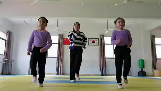 阳光大课间，天天不重样！周一武术操，周二啦啦操，周三搏击操，周四功夫扇，周五《少年中国说》。我们光谷实验学校，就是牛！