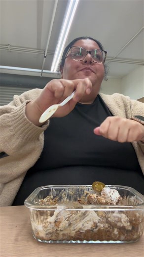 not my cals being 2016 took my back in time! Honestly what a time to be alive 😭 anyways take a 10 second water chug! Breakfast: 1 piece of sour dough roast, avocado, cottage cheese and 2 hard boiled eggs. I added Lemmon pepper to my avocado and chili oil to my eggs Lunch: taco bowl 96% lean beef mixture, roasted potatoes with peppers from Trader Joe’s, and good culture cottage cheese instead of sour cream. I topped with Taco Bell hot sauce. Ground beef: 93% lean meat, 2-3 tablespoons of siete t