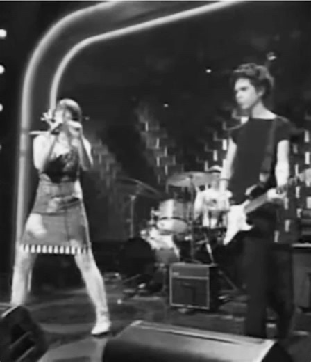 Yeah Yeah Yeahs: Live Performance of 'Y Control'