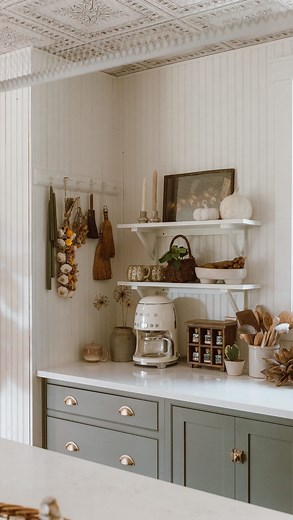 132K views · 42 reactions | I stumbled across this garlic braid on the IG explore page and have been SO excited to hang it in my kitchen! What do you think?! I love that its beautiful and functional, you just tear off the garlic from the braid when you’re ready to use it. The braid is from @sweetmountaintop! | _forthehome | Facebook