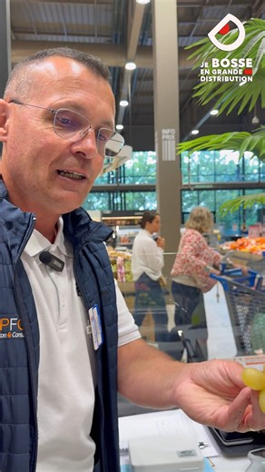 Savez-vous ce qu'est un réfractomètre ? Démonstration ici avec Stephane, notre expert du fruits et légumes pour mesurer la qualité des produits et être sûr de satisfaire ses clients Pour s'en procurer un (toujours utile) : https://amzn.to/3V2hLAR | Je Bosse en Grande Distribution