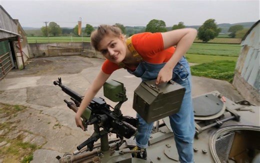 妹子教你操作 DShK “德什卡”重机枪