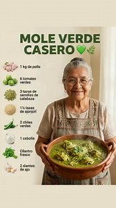 MOLE VERDE CASERO 💚🌿 Ingredientes: 1 kg de pollo en piezas 6 tomates verdes 3 tazas de semillas de calabaza tostadas 1½ tazas de semillas de ajonjolí tostadas 2 dientes de ajo 1 cebolla grande 2 chiles verdes 1 manojo de cilantro fresco 1 cucharadita de cominos Sal al gusto Aceite vegetal Agua Preparación: 1. Coloca a cocer el pollo junto con una rebanada de cebolla y sal en agua. Deja cocinar a fuego lento hasta que esté tierno. 2. Hierve los tomates verdes durante 8 minutos hasta que estén s