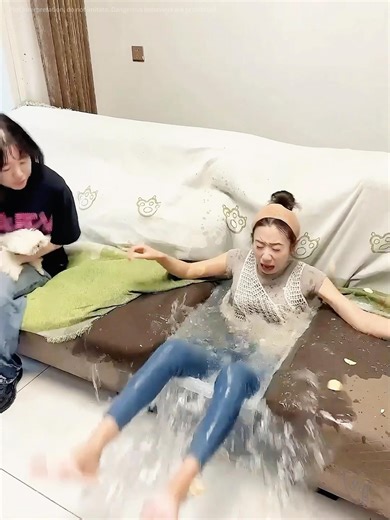 Epic Sofa Prank: She Had No Idea!#Sofa #Bucket#Funny#Prank#Fantastic