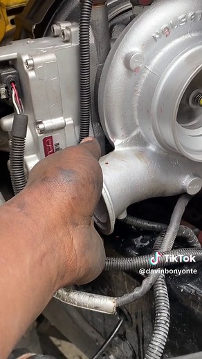 Replace the turbo on this freightliner M2 box truck with a cummins isb engine.it had a bad sound we got the rebuid one #freightlinerm2 #cumminsisb #dieselmechanic