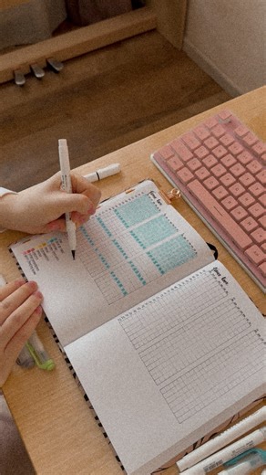 Аркадия Вереск, дизайн презентаций on Instagram: "Прошло 6 недель года, и я снова оформляю Time box: ⏳Разлиновываю ячейки: 24/7 — итого 168 квадратиков ⏳Создаю цветовое кодирование: цвет и сфера жизни, за которую он отвечает. Заполняю только половину разворота, чтобы через 3 недели была возможность внести правки ⏳Заполняю время предсказуемым расписанием — сном и рутиной. Остальное буду заполнять уже в моменте👌🏻 ⠀ #productivity #planwithme #timebox"