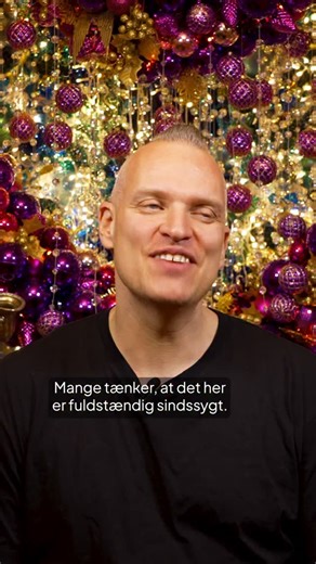 TV 2 Kosmopol on Instagram: "Har det taget overhånd hjemme hos Michael? Han har i hvert fald smidt op mod 20.000 kroner for at gøre sit stuevindue så julet, som overhovedet muligt. Han elsker bare jul, siger han. Cute ❤️ #tv2kosmopol"