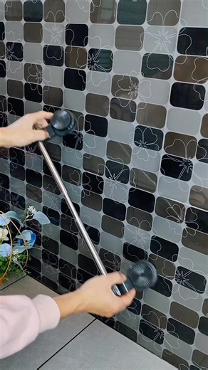 This suction cup extendable storage rack that can hang towels, dry clothes, and store slippers is really great. The suction cups are easy to install and reposition, making it very convenient. #towelrack