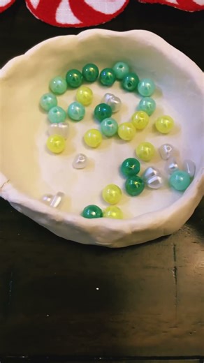 Make a green bracket with me that has a white flower 🌸🤍