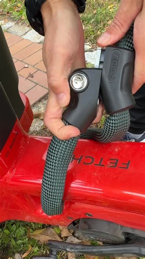 🔒Who doesn‘t know the trouble with locking bikes onto something when the lock loop is just not long enough? Here‘s the solution called INFINITY LOOP by @abus_cycling … so clever, so easy, so safe! 🤌🏻 #abus #abusinfinityloop #infinityloop #abussecurity | Steffi Marth