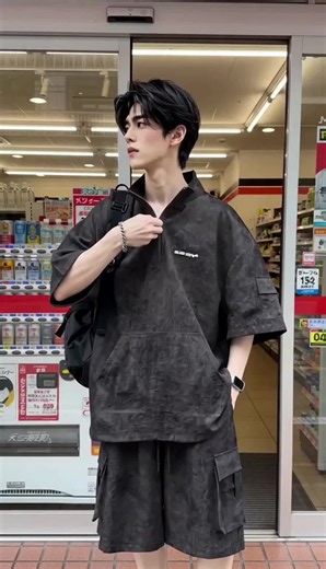 オーバーサイズアメリカンレトロ風ダメージ加工半袖セットアップ メンズ 夏用 ゆったりスポーツTシャツ ショートパンツ トレンドブランド タイダイ柄 ツーピースセット。
