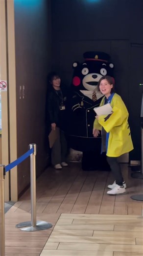 Seeing the super regulars coming to pick us up, Kumamon Stationmaster turns around and heads home...