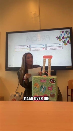 Dit vind ik dus hele leuke humor. Al maanden hangt er een kapotte klok in onze klas. Jullie ginge...