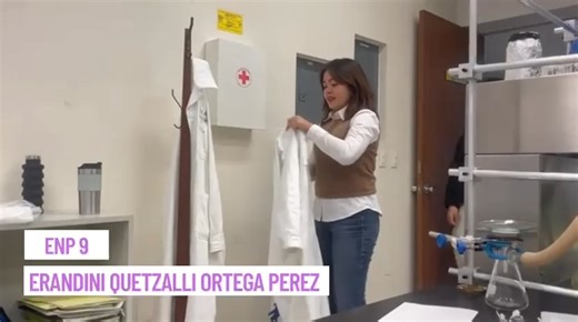 🎥👩‍🔬👨‍🔬 Estudiantes de las prepas 6, 3, 9 y 5 de la UNAM llegaron al ICN para vivir la ciencia en el Laboratorio de Química de Materiales y Organización Supramolecular. 🔬 Descubrieron: ✨ Materiales inteligentes que cambian con luz, temperatura o pH ✨ Aplicaciones en energía limpia ⚡ y medicina avanzada 🧬 ✨ Cómo ensamblar moléculas como un rompecabezas 🧩 🚀 ¡Así se forman las nuevas generaciones de científicas y científicos en la UNAM! #ICN #UNAM #CienciaJoven #MaterialesInteligentes #Est