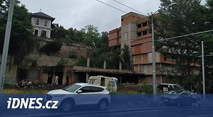 V Teplicích začala demolice lázeňské ruiny, vyklízet pomohli i bezdomovci - iDNES.cz