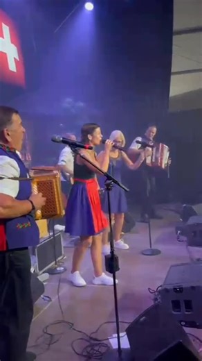 Oesch's die Dritten on Instagram: "🎬🪗🇨🇭 Das neue Live-Video von «Ich schenk' dir einen Jodler» ist jetzt auf unserem YouTube-Kanal online. Link in der Story 😉 Viel Spass beim Eintauchen in die einmalige Atmosphäre am @esaf2025 🇨🇭🫶🏼 und euch allen einen schönen Abend ✨ #ichschenkdireinenjodler #live #esaf2025 #musigischüsesding"