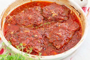 Ceafă de porc la cuptor cu sos de roşii şi usturoi