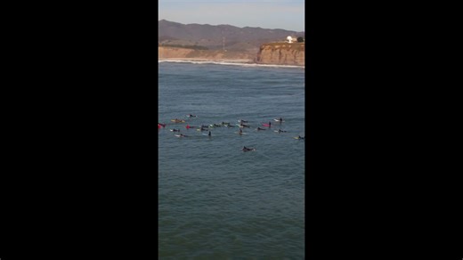 Sorvolando i surfisti: un drone cattura le onde possenti dei Mavericks