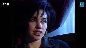 BÉATRICE DALLE. La jeune comédienne se livre avec fraîcheur et franchise : « Je ne fais pas les choses pour emmerder les gens. Je fais ce que je veux, c’est autre chose ». Elle estime ne pas être faite pour travailler. Quant au cinéma où sa carrière décolle, il doit faire rêver le public. Vous avez dit "Star" ? | INA