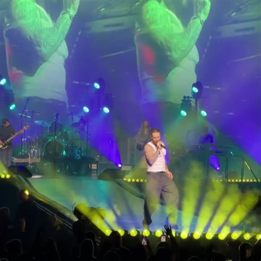 Incredible Visuals from Maroon 5 Performance