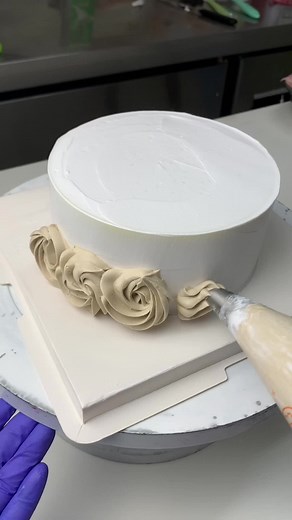 #CapCut #tiktok #fyp #cakepiping #pipingbuttercream #buttercreampipingvideo #caketutorials #pipingtips #pipingvideo #pipingbag