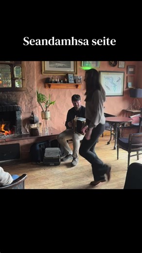 Coleen Ní Niadh as Conamara agus Diarmuid Ó Meachair as Múscraí sna Larches i nDúiche Sheoigheach #irish #ireland #gaeilge #dance #music