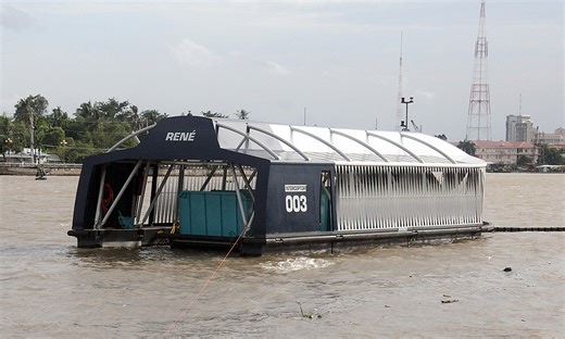 Dutch-built barge collects garbage in Can Tho River - VnExpress International
