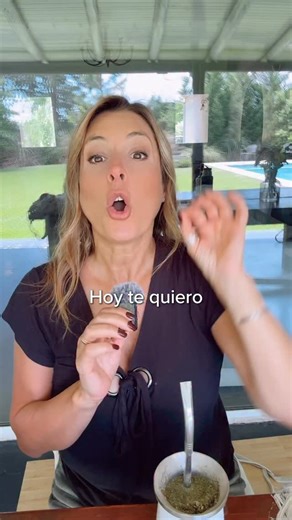 Annie Cataldo | Crochet Online on Instagram: "✨ ADAPTACIÓN DE PUNTO RED ✨ Hay puntos que están buenísimos tal cual son y otros que piden una vueltita más. Esta adaptación del punto red es eso: lo conocido, pero distinto. Y a veces, con eso alcanza para renovar un proyecto entero. 👉¿Te gusta jugar con variaciones o preferís no tocar el punto original? #crochet #ganchillo #puntosdecrochet"