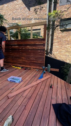 Back at our merbau and privacy screen ready for Framless glass #merbaudecking #merbau #deckingideas #PrivacyScreen #decking | Curtis Constructions