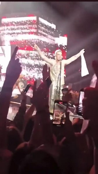 102K views · 1.6K reactions | Naughty Rob  #Repost @robbie_robbiethewilliams_ --- Thrilled!  XXV tour has started! The king is back! London O2 Oct 9 2022 Credits: Dean Ryan thank you for sharing #RobbieWilliams #XXV #TOUR #o2arena #theo2arena #London Source: instagram.com/robbie_robbiethewilliams_ | Robbie Williams • The Unforgettable Concert | Facebook