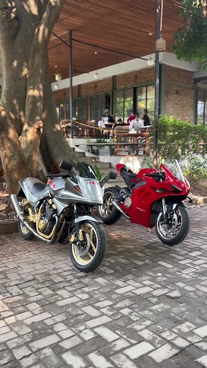 Suzuki Katana 750 Vs Ducati V4 | Epic Motorbike Showdown