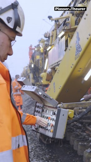 A clean ballast bed distributes train loads evenly over the substructure, making traffic safe thanks to a stable track geometry. However, if the ballast is too fouled, the track panel will no longer lie evenly. The solution: cleaning or replacing the ballast. Alongside machine operator Jens Meinhardt from Schweerbau, we travel to Soest, where he gives us an insight into the RM 900 ballast cleaning machine and his job. 🤩Join our P&T Railclub and enjoy the full video and story. Link in bio! 👌🏻#