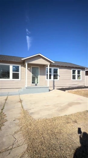 💥 Under $190K in San Antonio — Corner Lot, No HOA! 💥 📍 401 Kashmuir Pl, San Antonio, TX 78223 💰 $189,900 | 3 Beds | 1 Bath | 1,080 Sq Ft This single-story Highland Hills gem sits on a HUGE 8,376 sq ft corner lot! 🌳 \t•\tBright, functional floor plan filled with natural light ☀️ \t•\tDetached garage plenty of yard space for gardening, entertaining, or future expansion 🏡 \t•\tPerfect for first-time buyers, investors, or anyone ready to add their personal touch ✨ 📲 Text 210-574-5888 for a fr