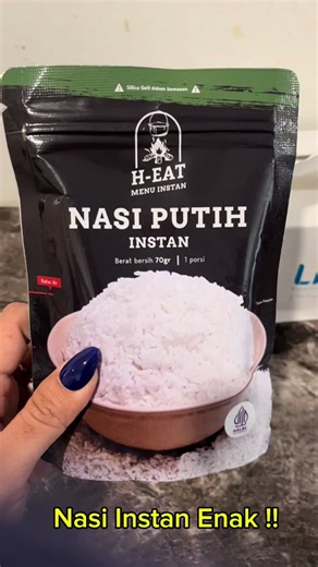 Rekomendasi Nasi Putih Instan untuk para traveller.. Cara penyajiannya : - buang gel silica - tuang 140ml air panas atau sesuai batas air yg ada dikemasan - aduk rata - ditutup rapat - diamkan selama 15menit Gampang banget kan masak nasi instan dari H-EAT ini… Price : Rp 11.000 (70gram) Selamat mencoba gaez !! #nasiputihinstan #nasiputih #nasiinstan #nasiputihheat #fyp #CapCut