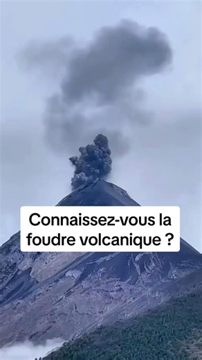 Voici un bel exemple de foudre volcanique. Lors d’une éruption volcanique, le volcan éjecte des particules de cendre, des gouttelettes d’eau, et parfois des fragments de roche dans l’atmosphère. Cela forme le fameux panache ou nuage de cendres. Les collisions entre les particules de cendre et les gouttelettes d’eau chargent électriquement les particules. Ces charges se séparent, avec des charges plus légères (souvent positives) montant vers le haut du panache et des charges plus lourdes (souvent