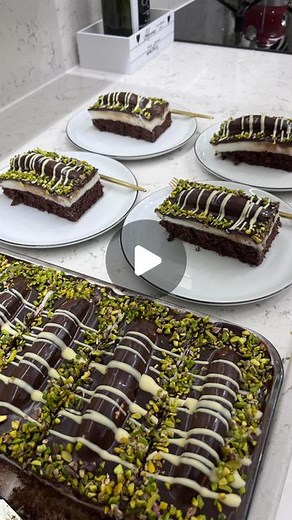 Sümeyye Doğan on Instagram: "Size o kadar pratik bir malaga pastası ile geldim ki hayran kalacaksınız muhteşem bir lezzet mutlaka denemelisiniz Sizlerden erişim engelim için begeni ve bol bol yorum yapar mısınız Ben tarifi tüm detayları ile şimdi yazıyorum Malzemeler 4 tane Yumurta (oda sıcaklığında) 1 su bardağı şeker 1 çay bardağı süt (oda sıcaklığında) 1.5 su bardağı un 3 yemek kaşığı kakao 1 çay bardağı sıvıyağ 1 paket kabartma tozu 1 paket vanilya Keki islatmak için 1 çay bardağı süt Kremas