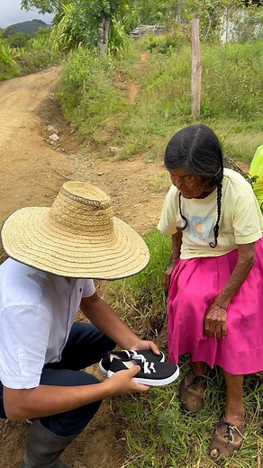 Se puso muy feliz la abuelita Tionila con nuestra visita, cambió sus Zapatos, gracias a quienes apoyan esta iniciativa, cuiden a sus abuelos. #chachagui #nariño #colombia #viral #viralvideo #campo #abuela | SoyCampeche Christian Pinta
