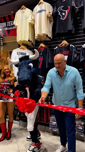 The Fan Town on Instagram: "🏈 ¡Así vivimos la inauguración del primer Shop In Shop de la NFL en México! 🇲🇽 Texans Nation llegó a su nueva casa para iniciar esta nueva etapa. Premios, sorpresas y pura pasión al estilo H-Town. 🙌🏟️"