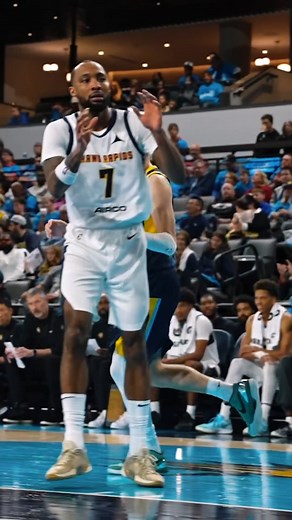 Kyle Guy with the tough finish 👊 | Noblesville Boom