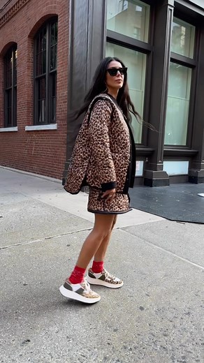 I think that makes it a 4 in 1 jacket? (Super quick to film 😅) So detachable sleeves, AND reversible…literally now through to April, we’ve got you covered for every weather and every mood 🐆 A bit of a must have really 😎 #reversible #quiltedjacket #multiwayfashion #fallstyle #aw23 | NeverFullyDressed